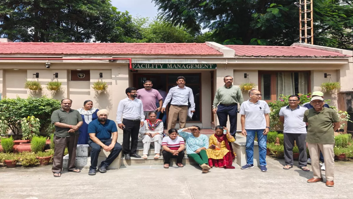 ग्रेटर नोएडा में जेपी ग्रीन सोसायटी के निवासियों का धरना प्रदर्शन, मेंटेनेंस ऑफिस में लगाया ताला