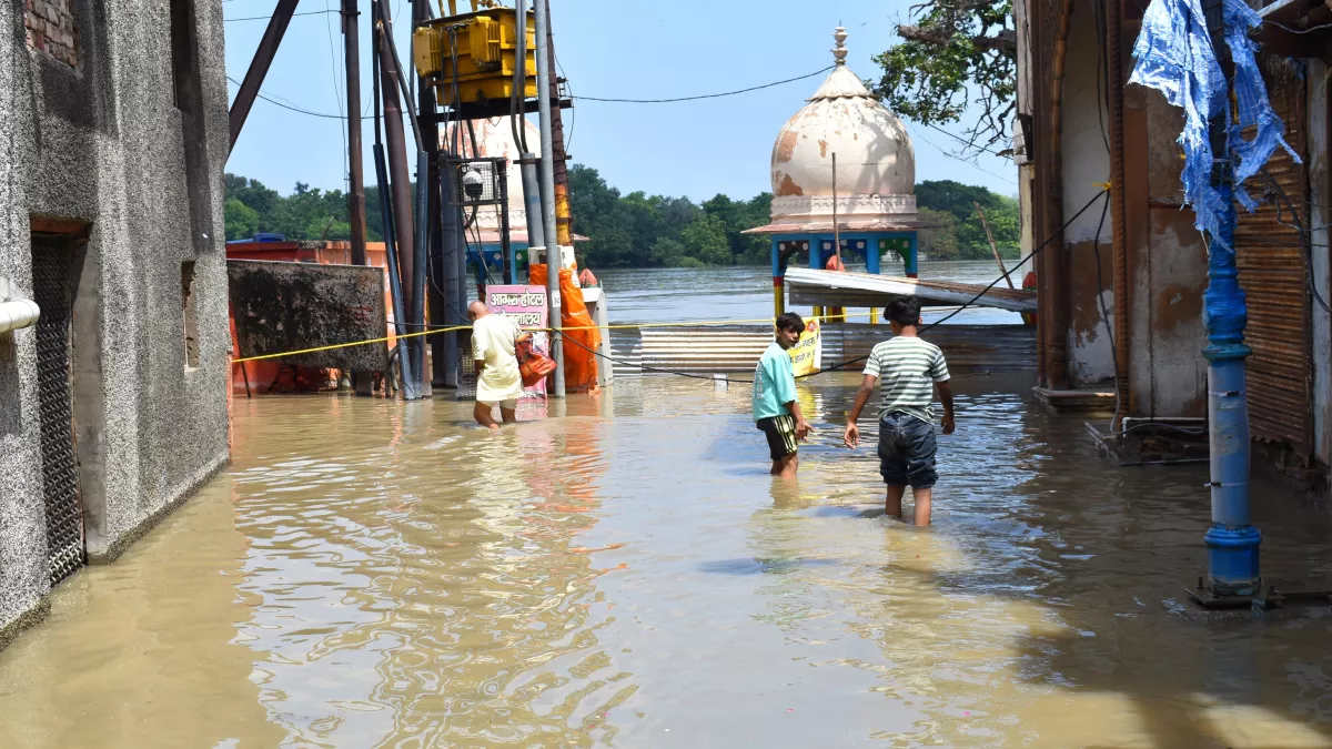 Mathura Flood Update: 12 घंटे में मात्र 14 सेंटीमीटर घटा यमुना का जलस्तर, हालात अब भी बेहाल