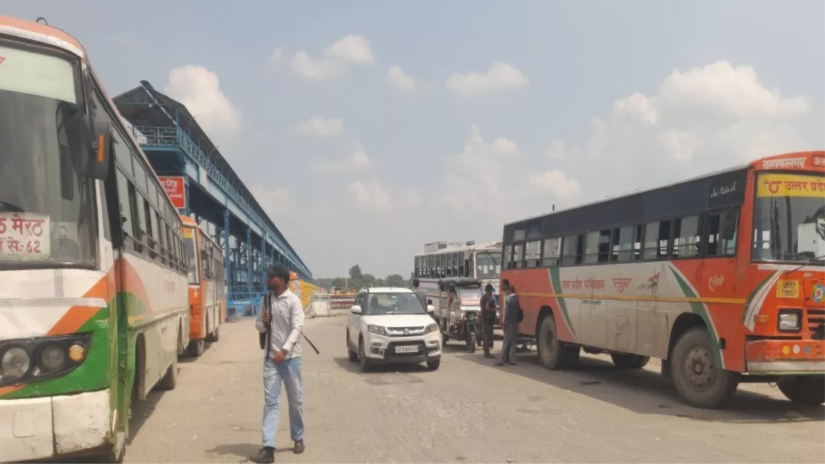 UP News: गंगा बैराज पुल से रोडवेज बसों का संचालन फिर से शुरू, भारी वाहनों पर रोक जारी