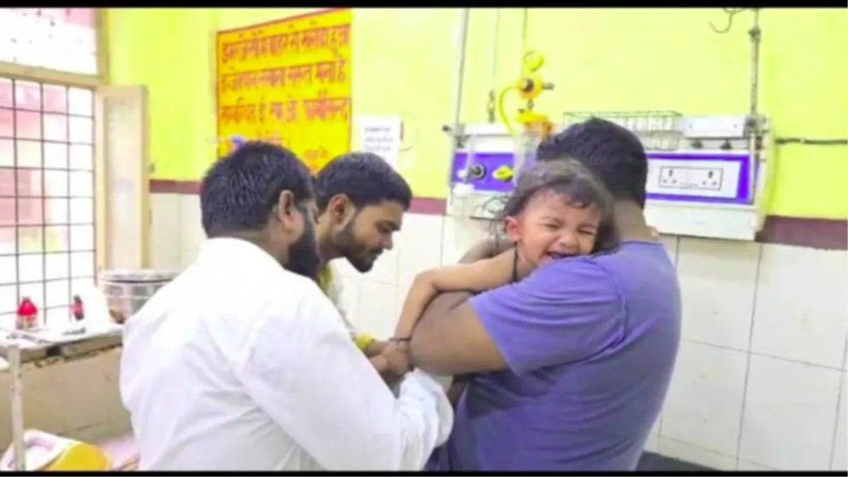 Stray Dog Attack: यूपी में घर को गेट पर खड़े मासूम पर आवारा कुत्ते ने हमला कर किया लहूलुहान, कान-पैर में आई चोट