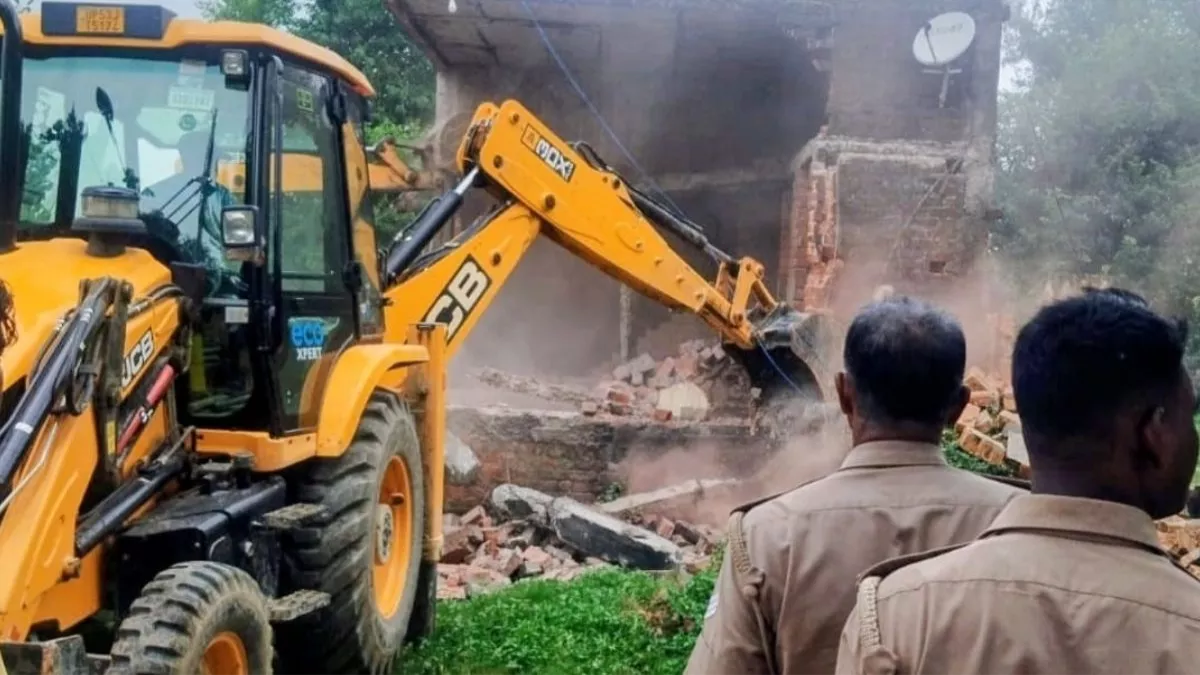 गोरखपुर में गरजा बुलडोजर, GDA ने अपनी 32 करोड़ की भूमि से कब्जा हटाया