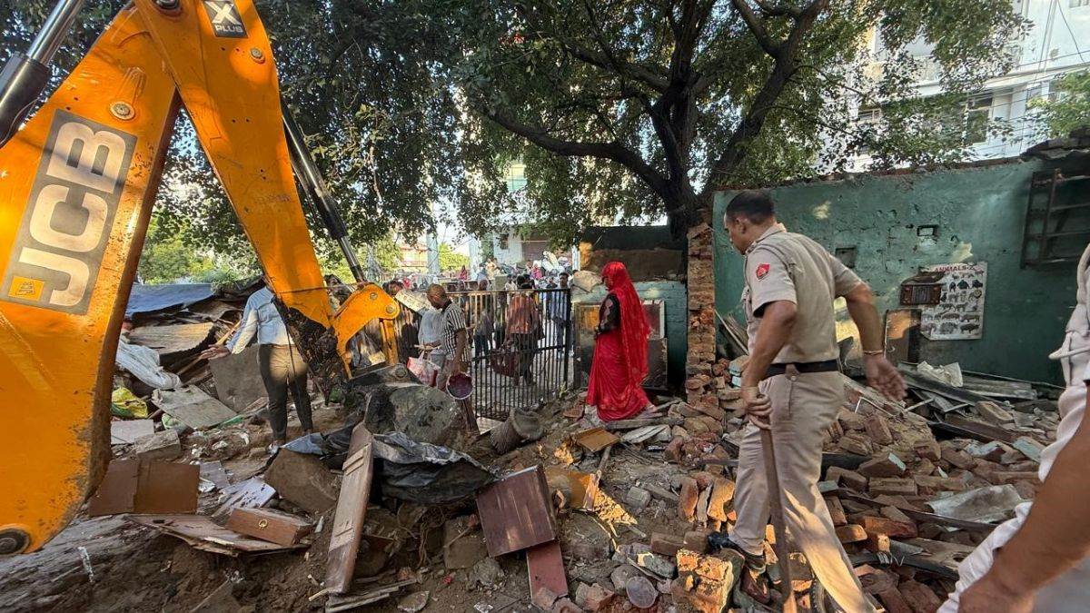https://www.jagranimages.com/images/newimg/10092025/10_09_2025-bulldozer_action_24042352.jpg