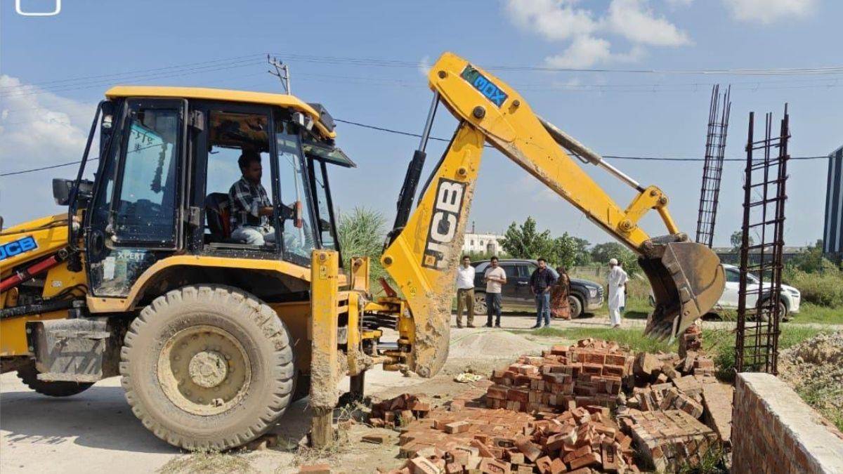 https://www.jagranimages.com/images/newimg/10092025/10_09_2025-bulldozer_action_79_24042360.jpg
