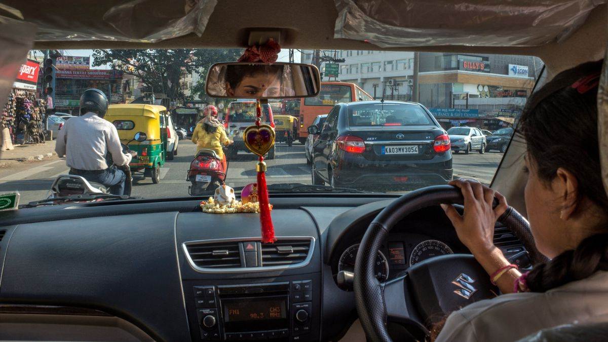https://www.jagranimages.com/images/newimg/10092025/10_09_2025-car_driving_24042398.jpg