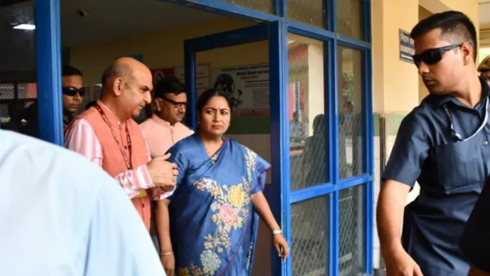 विधायकों का हालचाल जानने पहुंचीं सीएम रेखा गुप्ता। जागरण