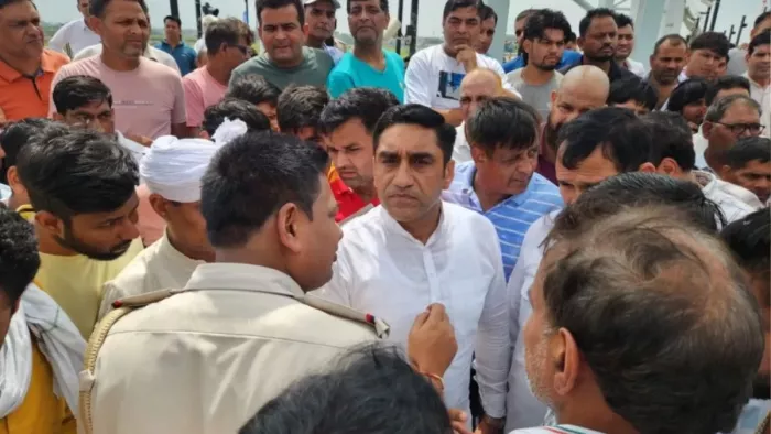 यूईआर-2 टोल को लेकर ग्रामीणों के समर्थन में उतरी आप