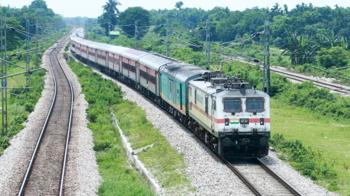 https://www.jagranimages.com/images/newimg/10092025/10_09_2025-farakka_express_24042394.jpg