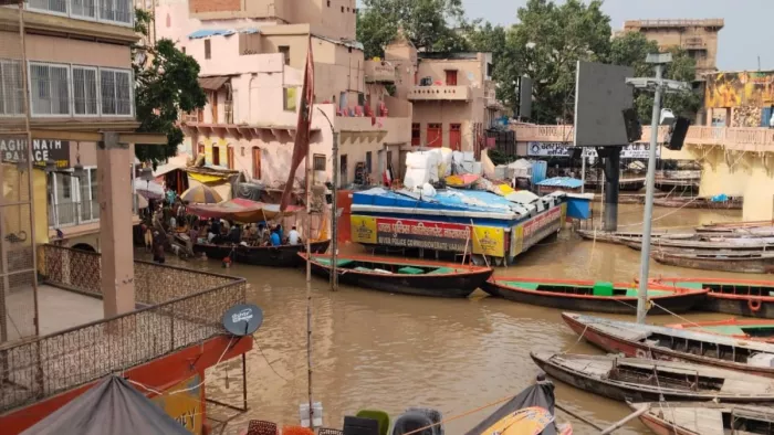 वाराणसी में खतरा निशान के करीब जा पहुंचा गंगा का जलस्तर।