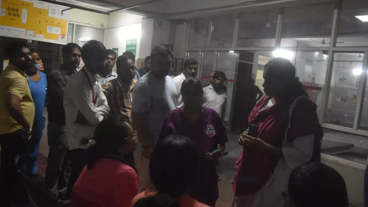 AC Explosion: मेरठ के अस्पताल में डॉक्टर्स रूम के AC में लगी आग, फिर धमाके से फट गया; मची अफरा-तफरी