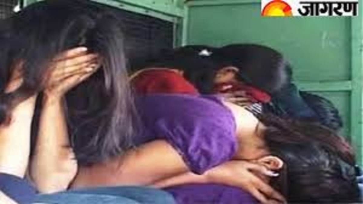 https://www.jagranimages.com/images/newimg/10092025/10_09_2025-girls_in_fraud_24041650.jpg