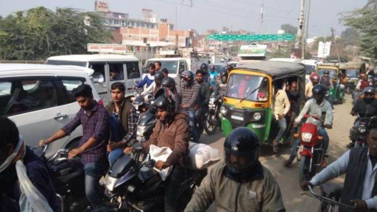 https://www.jagranimages.com/images/newimg/10092025/10_09_2025-heavy_traffic_jam_from_teliarganj_to_phaphamau_24041941.jpg