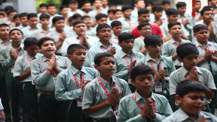 भारी बारिश और भूस्खलन से कुछ स्कूल इमारतों को नुकसान पहुंचा है, इसलिए सुरक्षा को प्राथमिकता दी जा रही है।