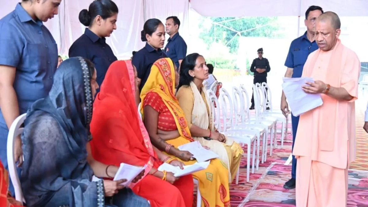 गोरखपुर में CM योगी का सख्त आदेश, गरीबों की जमीन कब्जा करने वालों पर होगी कड़ी कार्रवाई