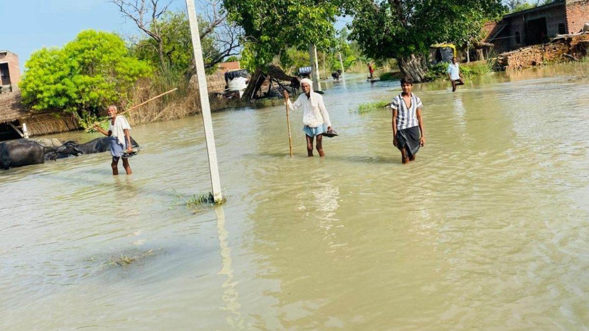 https://www.jagranimages.com/images/newimg/10092025/10_09_2025-kasganj_villagers_in_water_24042279.jpg