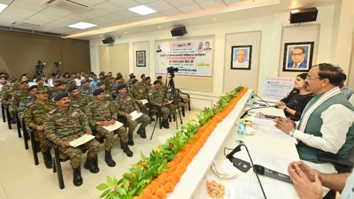 बेकरी एंड कन्फेक्शनरी का प्रशिक्षण प्राप्त करने वाले सेना के 32 अधिकारियों/कर्मचारियों को संबोधित करते उपमुख्यमंत्री केशव प्रसाद मौर्य।