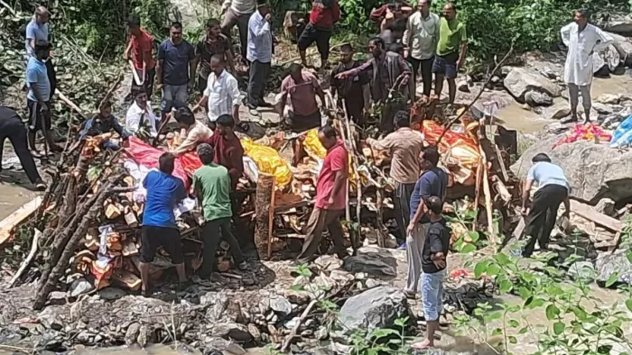 कुल्लू के शमारनी गांव में भूस्खलन में दबे एक ही परिवार के पांच लोगों का अंतिम संस्कार किया गया। जागरण