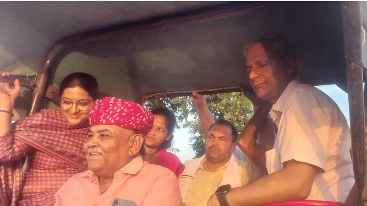 ट्रैक्टर से बाढ़ग्रस्त क्षेत्राें का दौरा, आगरा कमिश्नर और MLA चौधरी बाबूलाल ने ग्रामीणाें की समस्याओं को सुना