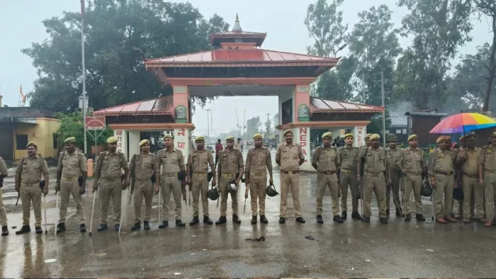 भारत-नेपाल के रुपईडीहा बार्डर पर मौजूद पुलिसकर्मी।- जागरण