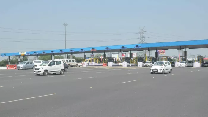 डीएनडी फ्लाई-वे से गुजरते वाहन। फोटो- जागरण आर्काइव
