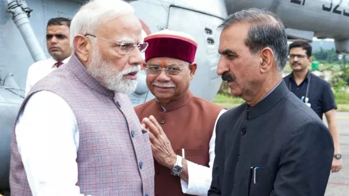 प्रधानमंत्री नरेन्द्र मोदी से बात करते सीएम सुखविंदर सिंह सुक्खू और पीछे राज्यपाल शिव प्रताप शुक्ल।