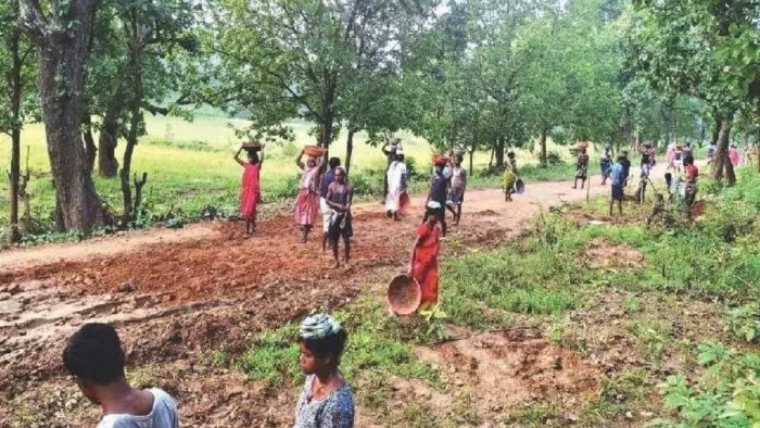 लाठीकटा के ग्रामीणों ने श्रमदान कर पांच किलोमीटर सड़क की मरम्मत