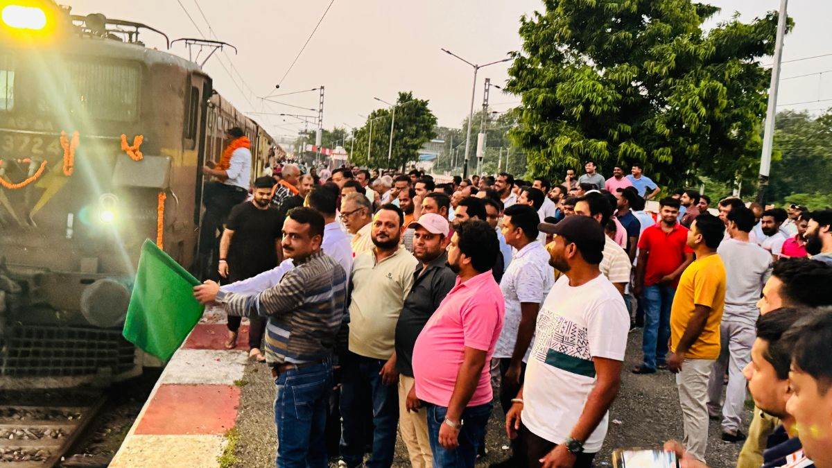 https://www.jagranimages.com/images/newimg/10092025/10_09_2025-shahjahanpur_train_24041961.jpg