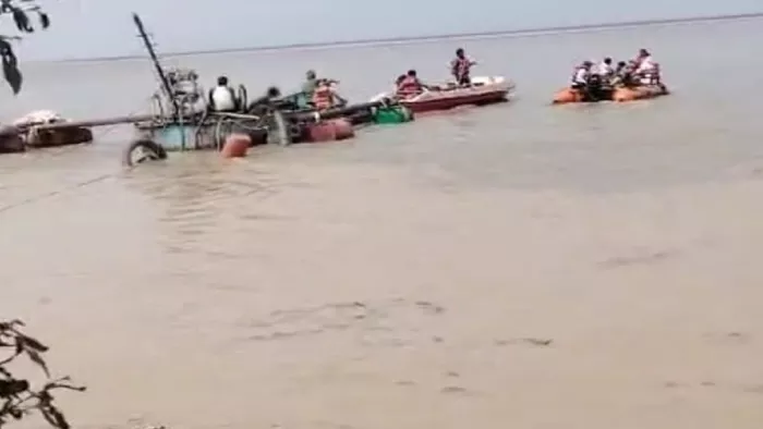 बिजनौर में तटबंध पर कटान रोकने को नाव के सहारे लगा रहे बल्लियां