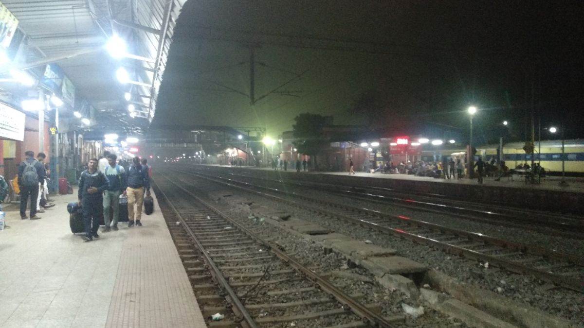 https://www.jagranimages.com/images/newimg/10092025/10_09_2025-train_24041878.jpg