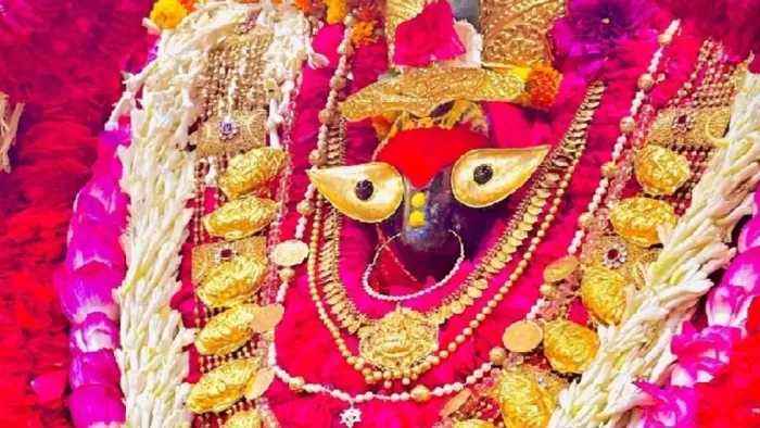 नवरात्र में इस बार भी मां के चरण स्पर्श पर रोक रहेगी।