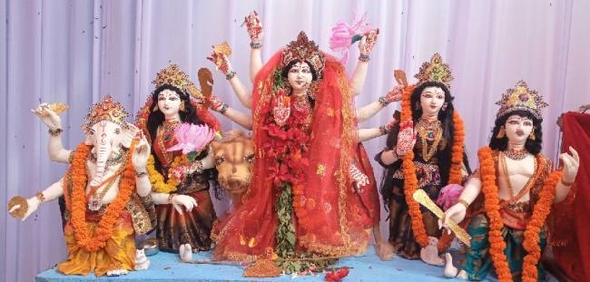 पंडालों में निखरी मां दुर्गा की छवि, गूंजा जयकारा