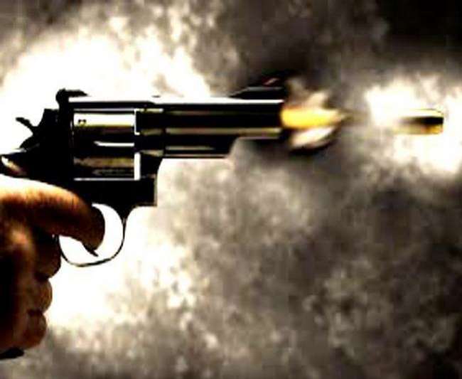 विक्रम ने पांच दिनों से अपनी सर्विस रिवाल्वर मालखाने में जमा नहीं की थी।