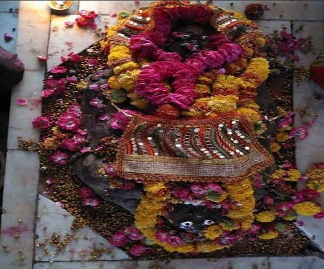 Navratri 2021: यहां आदिशक्ति के चतुर्थ स्वरूप के होते हैं दर्शन, मूर्ति से रिसता जल आज भी है रहस्य - Navratri Special Story only the temple in UP of Maa kushmanda devi