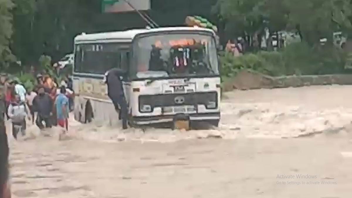 Video उत्तराखंड के उफनाए शेर नाले में देखिए कैसे फंस गई यात्रियों से