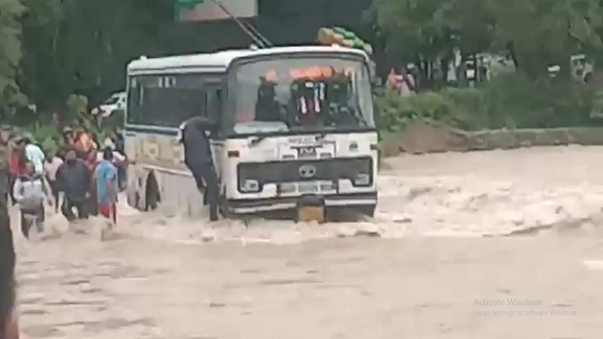 Video उत्तराखंड के उफनाए शेर नाले में देखिए कैसे फंस गई यात्रियों से