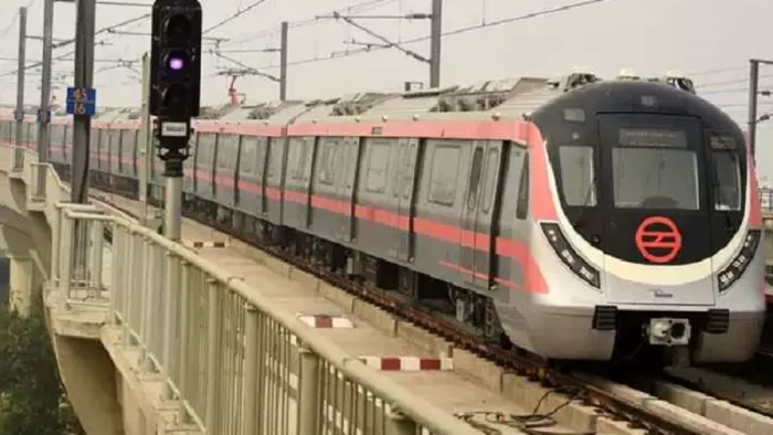 मेट्रो के ट्रैक पर यात्री के आने से पिंक लाइन पर सर्विस हुई प्रभावित।