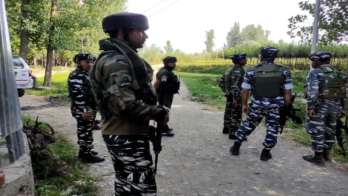 अनंतनाग के तंगपावा इलाके में रविवार देर शाम मुठभेड़ हुई।