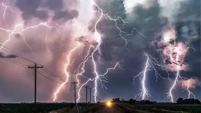 Lightning Strike In Jhansi: झांसी में बारिश के दौरान आकाशीय बिजली गिरने से पांच लोगों की मौत हो गई है।