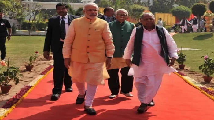 लखनऊ दौरे के समय मुलायम सिंह के साथ पीएम मोदी (फाइल फोटो)