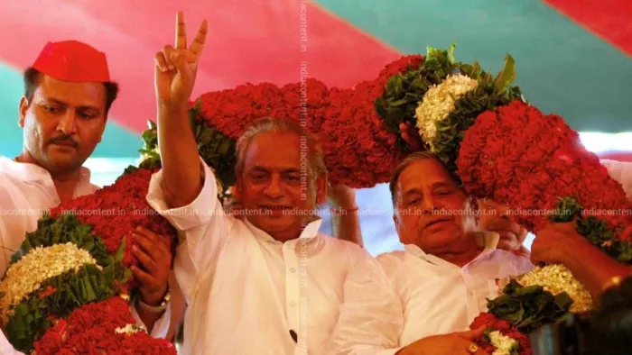 2009 में आगरा में हुए सपा के राष्ट्रीय अधिवेशन के दौरान मुलायम सिंह यादव और कल्याण सिंह।