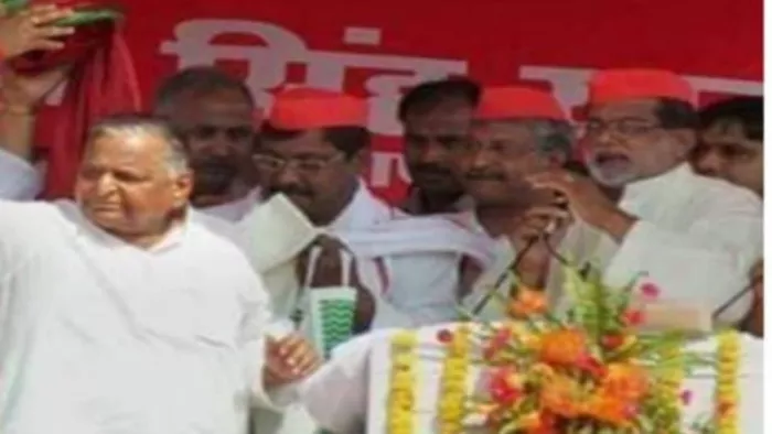 मुलायम सिंह यादव ने समाजवादी पार्टी के कार्यकर्ताओं के सुख-दुख का सदेव ख्याल रखा और उनसे घनिष्ठ संबंध बनाए।