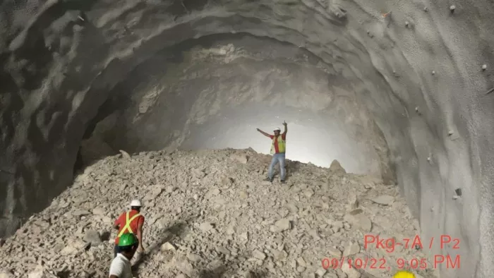 Rishikesh-Karnprayag Rail Project ऋषिकेश-कर्णप्रयाग रेल परियोजना के तहत मुख्य सुरंग आर-पार (ब्रेक थ्रो) कर दी गई है।