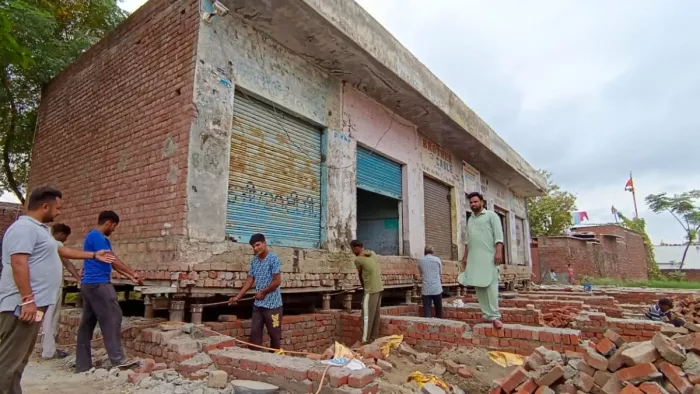 Amritsar News: अमृतसर के छापा गांव में छह दुकानों को जैक के सहारे शिफ्ट किया जा रहा है। (जागरण)