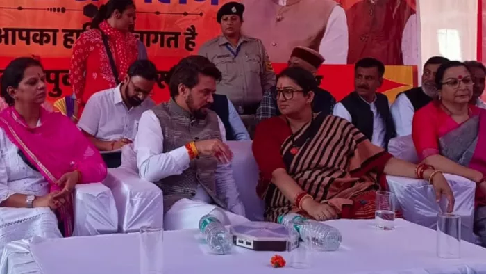 केंद्रीय मंत्री स्मृति इरानी ने हमीरपुर में महिला सम्मेलन के दौरान अनुराग ठाकुर से गुफ्तगू करती।