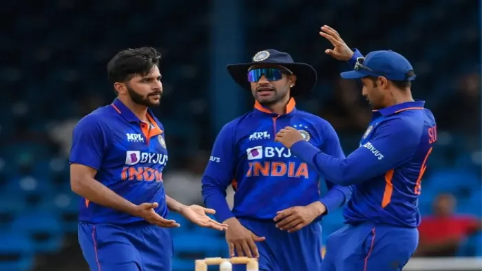 कप्तान धवन के साथ भारतीय टीम के खिलाड़ी (एपी फोटो)