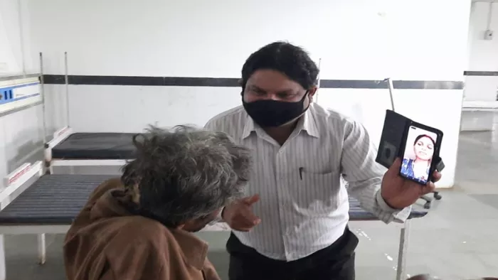 World Mental Health Day: छतरपुर के वकील डॉ. संजय शर्मा मानसिक रोगियों का इलाज करते हैं