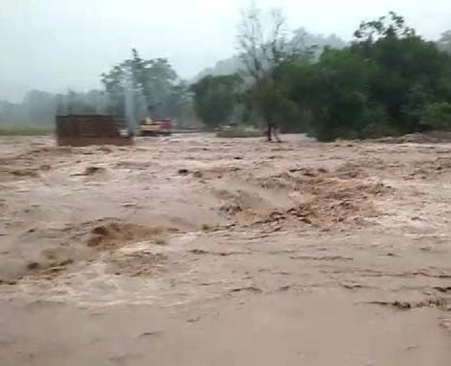 Video उत्तराखंड के उफनाए शेर नाले में देखिए कैसे फंस गई यात्रियों से