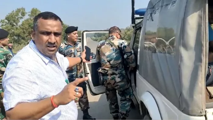 घायल को अस्पताल पहुंचाने की कोशिश में जुटे स्वास्थ्य मंत्री।