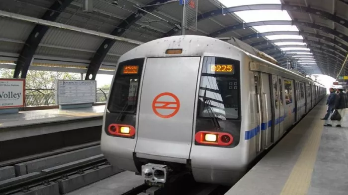 Delhi Metro: रेड लाइन पर मेट्रो का परिचालन निजी हाथों में सौंपने की तैयारी