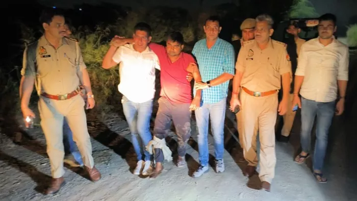महिला पर जानलेवा हमला करने वाले आरोपित को मुठभेड़ में घायल होने के बाद ले जाते पुलिसकर्मी। सौ. पुलिस।