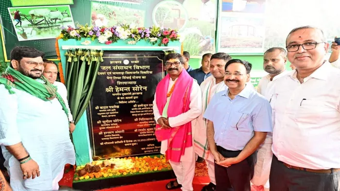मेगा लिफ्ट सिंचाई योजना के शिलान्यास के मौके पर मुख्यमंत्री।